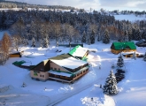 Letecká fotka hotelu Kořínek s tělocvičnou v JIzerskýc horách