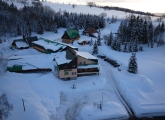 Letecká fotka hotelu Kořínek s tělocvičnou v JIzerskýc horách